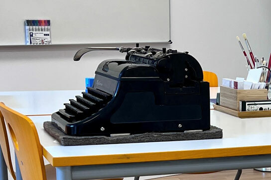 Alte Schreibmaschine in einem Therapieraum am Lernwerk Lerntherapiestandort Friedenau