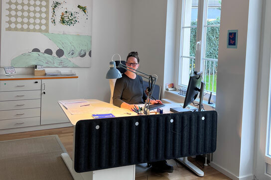 Anke Ihmann - Leiterin Lerntherapie im Lernwerk in Ihrem Büro im Lernwerk Lerntherapie Standort Friedenau