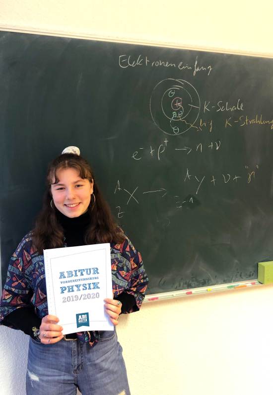 Carla mit ihrem Abinauten-Physik-Reader in der Lernwerk Abiturvorbereitung