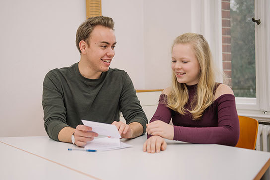 Lernwerk Lehrer im Einzelunterricht mit Schülerin