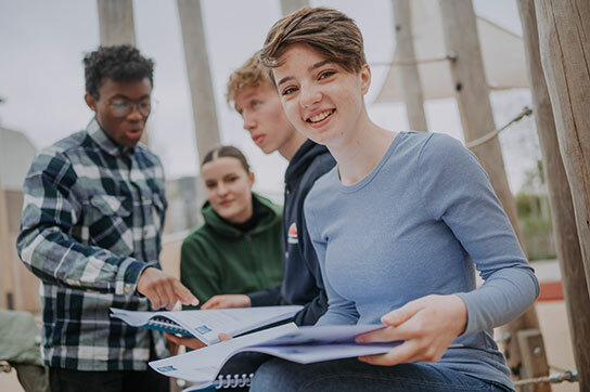 Schüler lernen in den Sommerferien im Ferienkurs Fit-für-die-nächste-Klasse