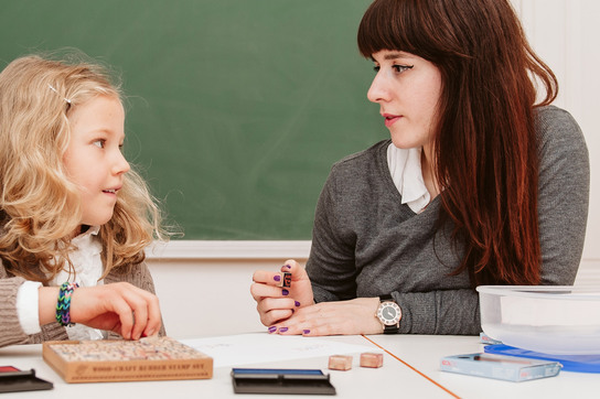 Schülerin mit Lehrerin bei der Nachhilfe während einer Extrastunde