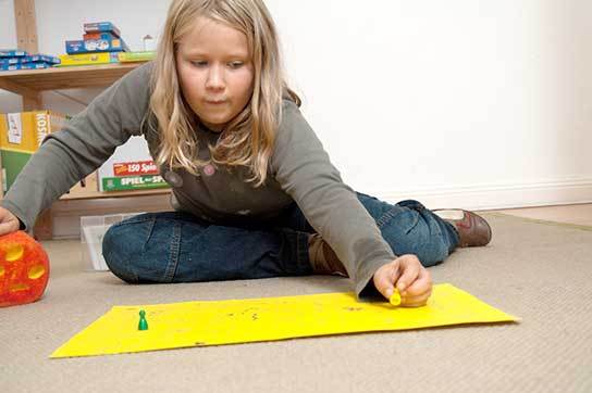 Kind beim spielerischen Lernen im Rahmen der lerntherapeutischen Arbeit