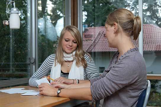 Schülerin mit Legasthenie im Unterricht mit Lehrerin