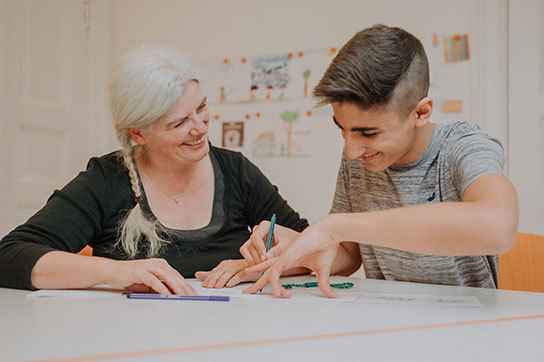 Intergartive Lerntherapie: Therapeutin mit Schüler