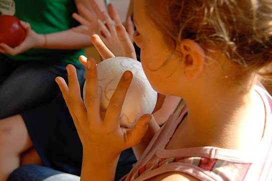 Alle Sinne werden in der integrativen Lerntherapie mit einbezogen.