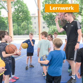 ALBA & Lernwerk Sommercamp: Trainer gibt Anweisungen