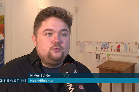 Der Lernwerk Mathematik-Spezialist Niklas Schön bei einem Beitrag von NEWSTIME zum Thema IQB-Studie