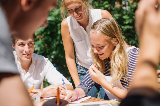 Schüler im Lerngarten des Lernwerks beim Sommerferienkurs