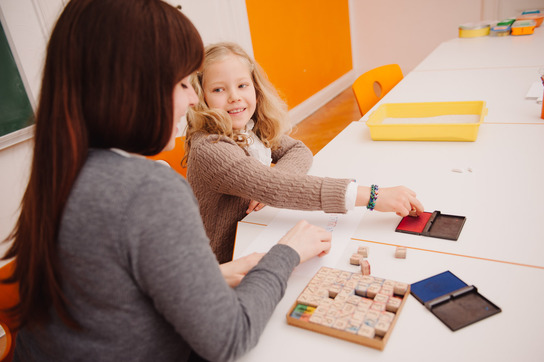 Schülerin und Lehrerin bei der lerntherapeutischen Arbeit