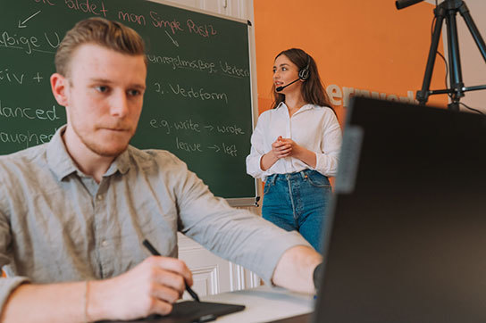 In den Lernwerk Vorbereitungskursen Fit für die nächste Klasse geben unsere Lehrer im Onlineunterricht alles.