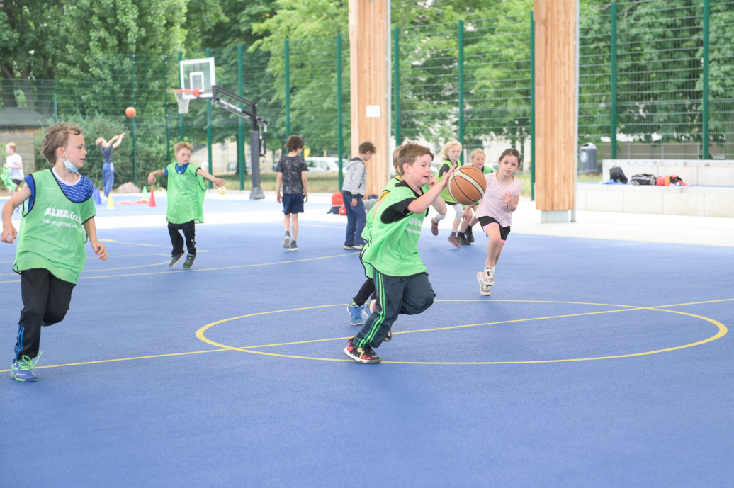 Sprinten über das Basketballfeld