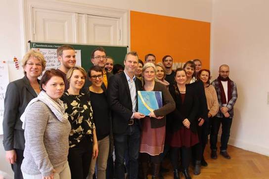 Gruppenfoto des Lernwerkteams zur Verleihung der LQW-Zertifizierung durch Gutachterin Marina Scheffler-Niehoff